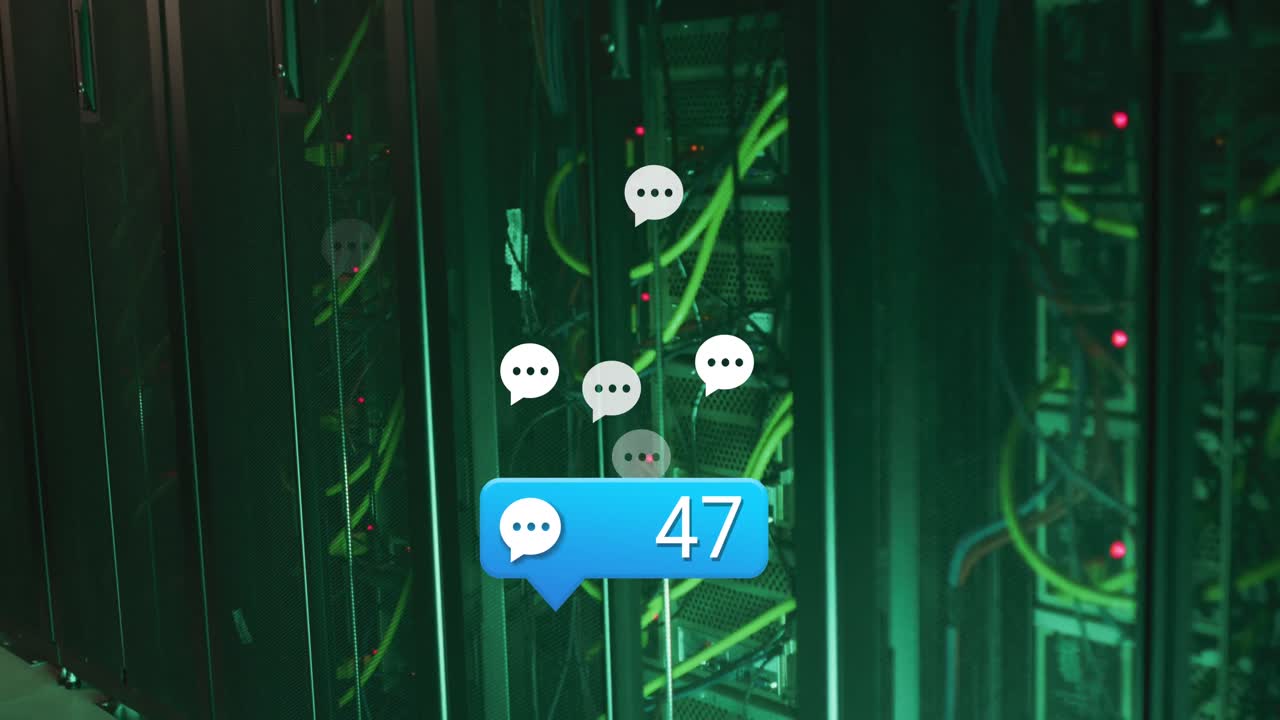 notificaciones de chat en línea procesamiento de datos a través de servidores informáticos en la habitación del servidor oscuro