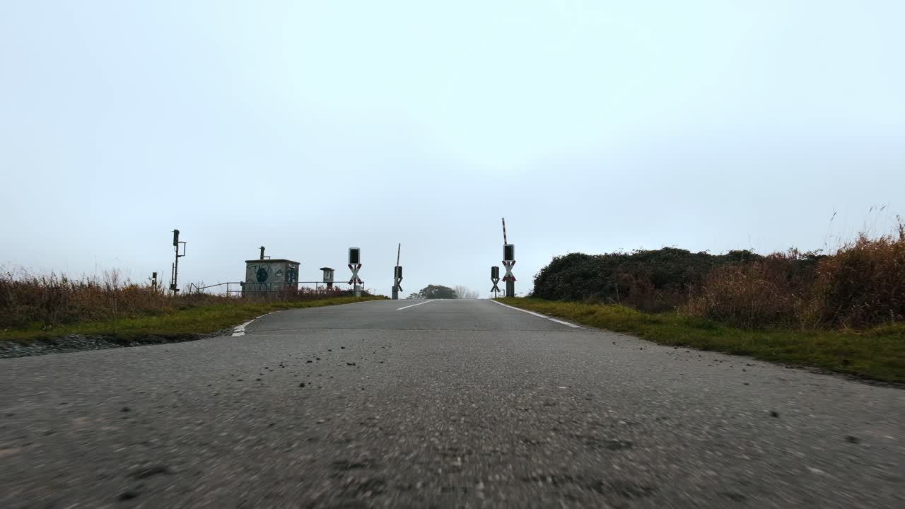 철도 건널목 위의 추적 샷