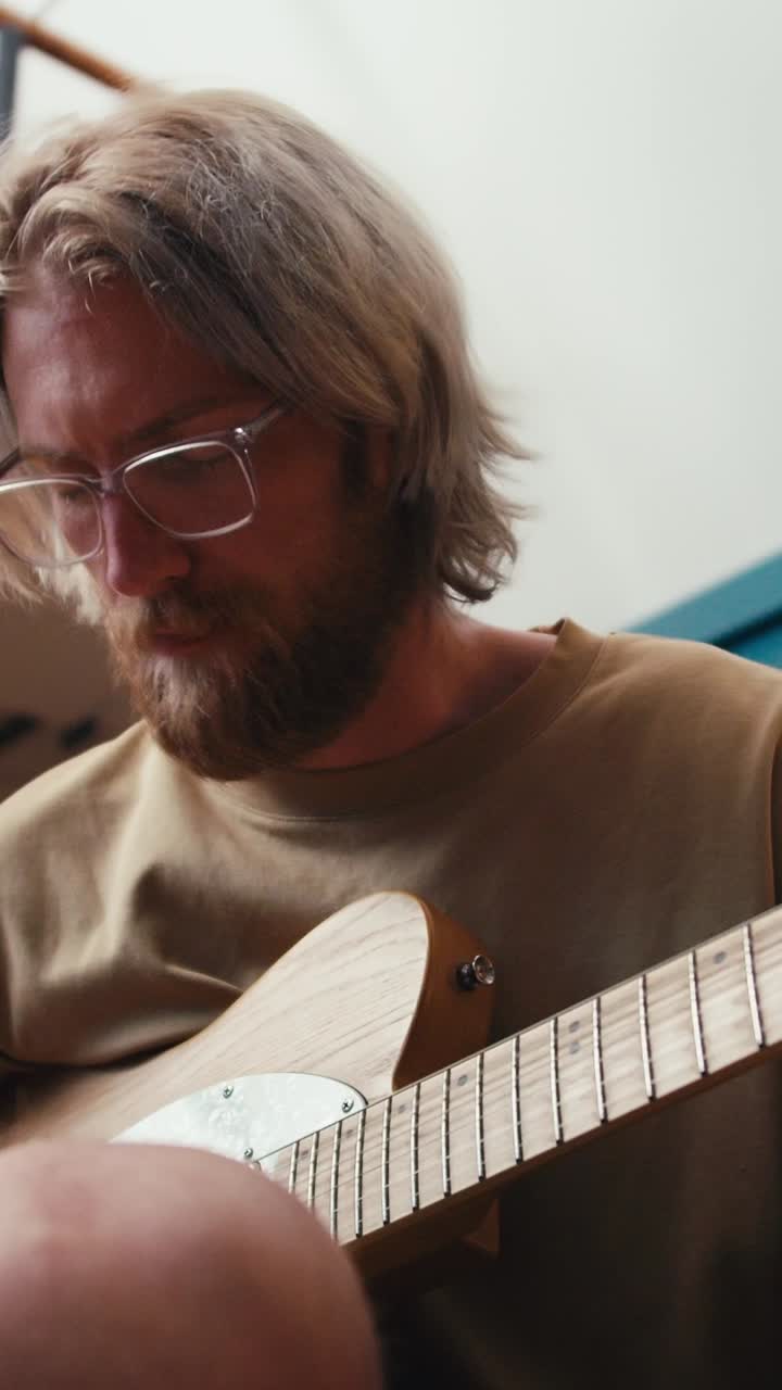 hombre tocando la guitarra eléctrica
