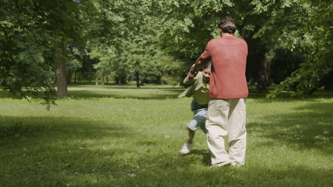 아버지와 딸이 공원에서 놀고 있다