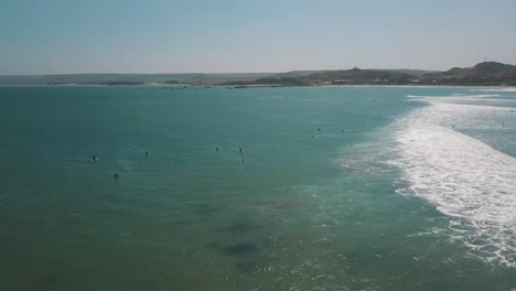 Paisaje-Marino-Con-Surfista-Turístico-En-La-Playa-De-Verano-Durante-Las-Vacaciones-En-Lobitos-En-Perú,-América-Del-Sur