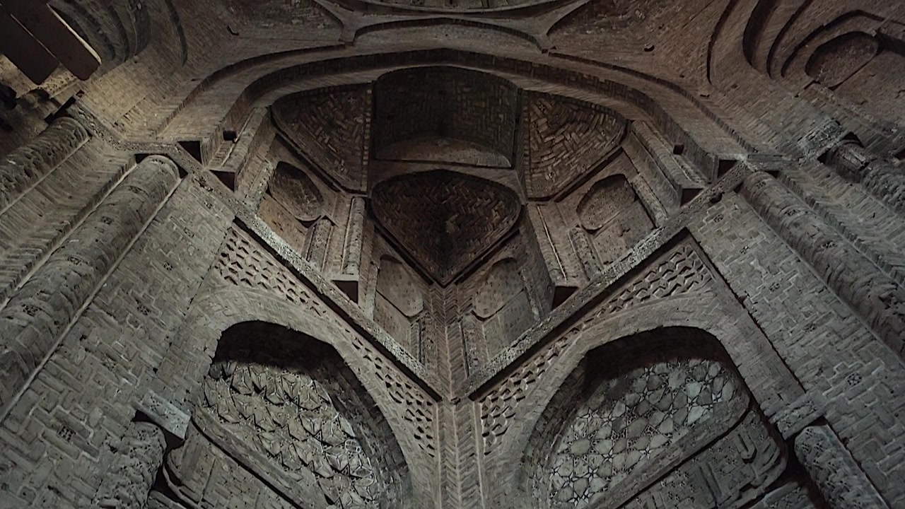 Muratura intricata e dettagli architettonici dell'interno di un'antica moschea