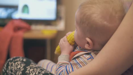 Der-Süße-Junge-Isst-Mit-Mama-Zu-Hause-Leckeren-Gekochten-Maiskolben