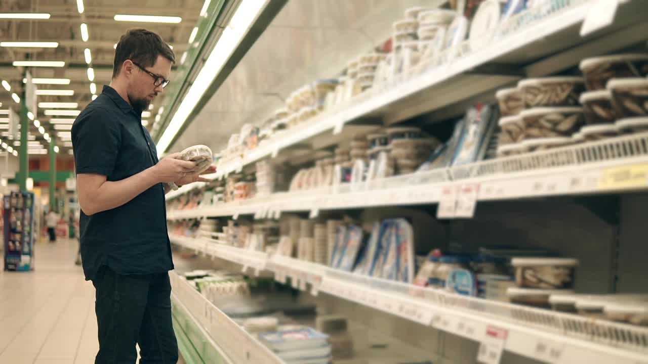 hombre comprando comestibles en un supermercado
