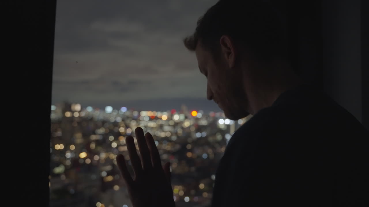 창밖을 바라보는 우울한 남자