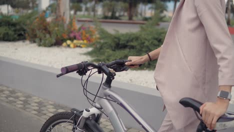 mujer caminando en bicicleta por la ciudad