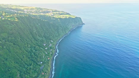 Miradores-De-Ponta-Da-Dawn,-Azores,-Portugal,-Con-Exuberantes-Acantilados-Y-Un-Vasto-Océano,-Vista-Aérea