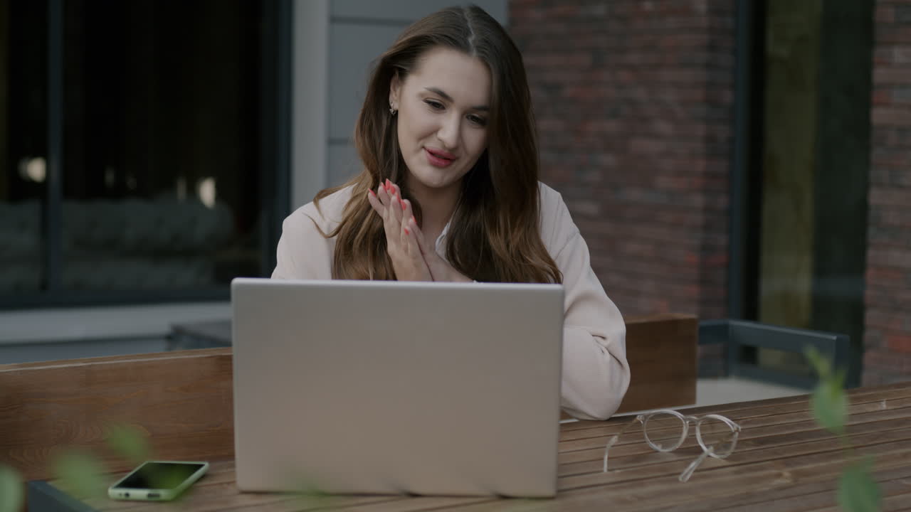mujer trabajando en una computadora portátil al aire libre