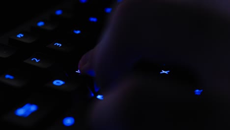 Colorido-Teclado-Retroiluminado-Para-Juegos-Gamer-Escribiendo-Wasd-De-Cerca-Con-Cambio-De-Color-Vivo-Iluminado