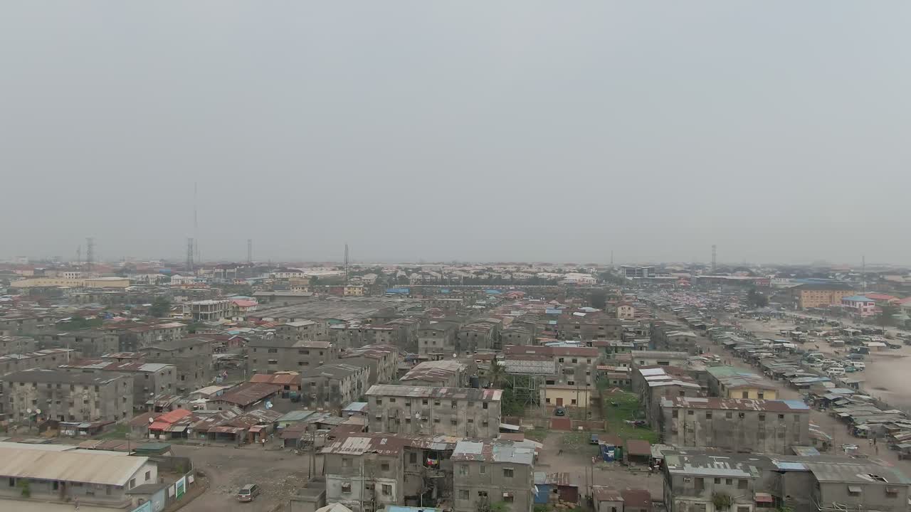toma aérea de jakande slum en lekki, lagos, nigeria, áfrica