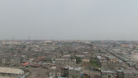 Toma-Aérea-De-Jakande-Slum-En-Lekki,-Lagos,-Nigeria,-áfrica