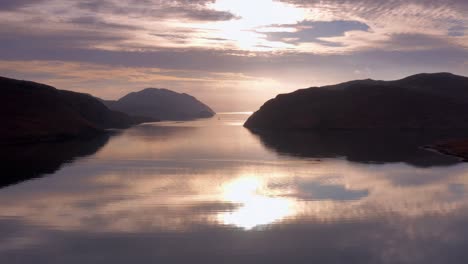 luftdrohnenüberflug über ein flusstal auf der isle of lewis im schottischen herbst