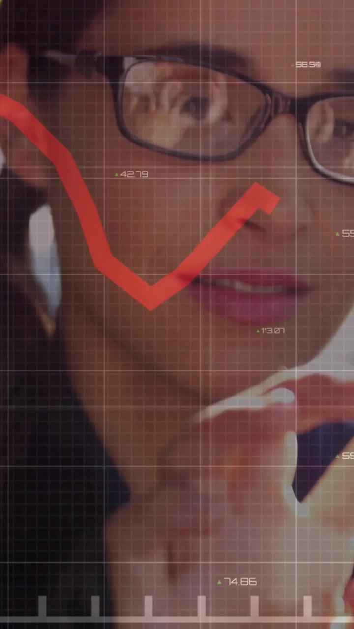 Video verticale: Donna che tocca e scorre il telefono, con un grafico rosso su griglia che attraversa mano e viso, mostrando dati