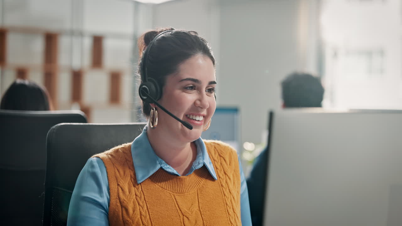 Smilende kvinne med headset som jobber på et kundesenterkontor