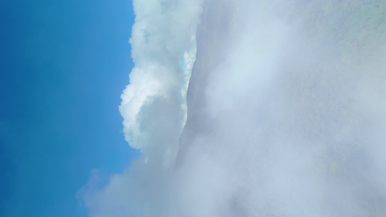 울불한 숲과 푸른 하늘을 가진 아름다운 산악 풍경의 을 드러내는 구름을 통해 날아가는 푸른 숲, 도이 수테프 도이 푸이 국립 공원, 치앙마이, 수직 4k 소셜 미디어, 9:16 비디오