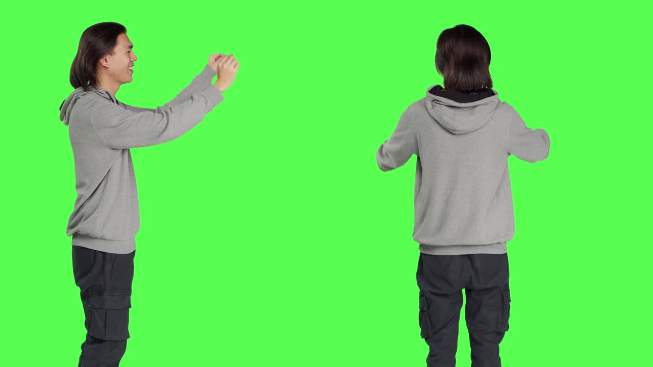 아시안 남자가 합창단 수석 지휘자입니다.