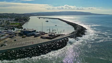 Vista-Aérea-Del-Puerto-Deportivo-King-Harbour-Yacht-Club-Y-El-Rompeolas-De-La-Playa-Redondo,-California,-EE.UU.