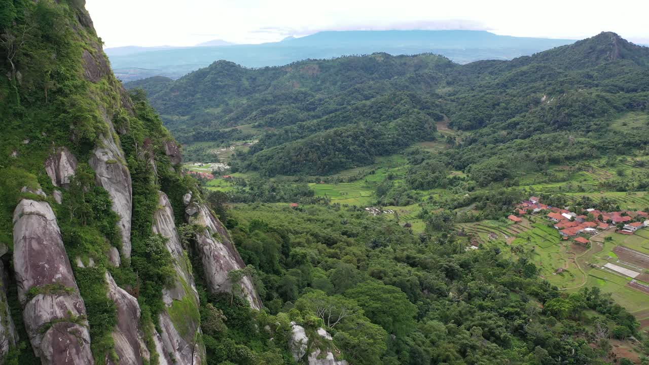 impresionante valle de montaña con exuberantes paisajes verdes