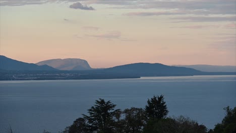 Vista-Del-Atardecer-Del-Lago-De-Ginebra,-Montañas-Francesas-Y-Un-Ambiente-Cálido