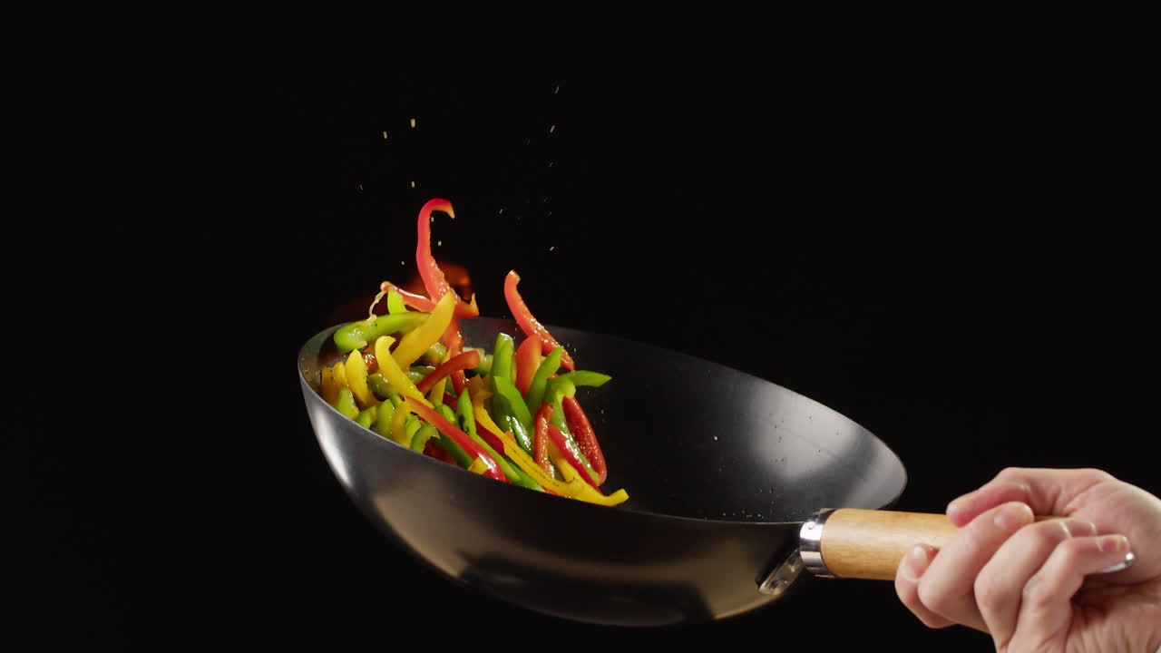 freír verduras en un wok