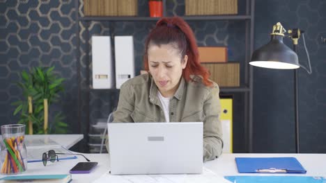 una mujer de negocios estresada experimentando presión de tiempo.