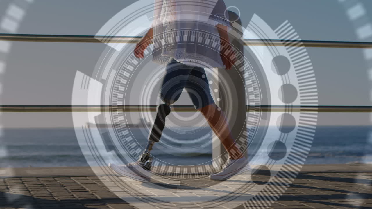 animación de escaneo de alcance sobre mujer con extremidad artificial caminando por la orilla del mar