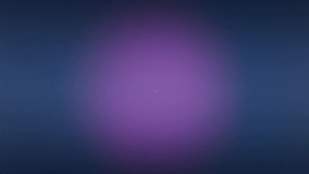 Vídeo vertical: Reprodução com brilho roxo central pulsando em gradiente azul-marinho, criando uma atmosfera