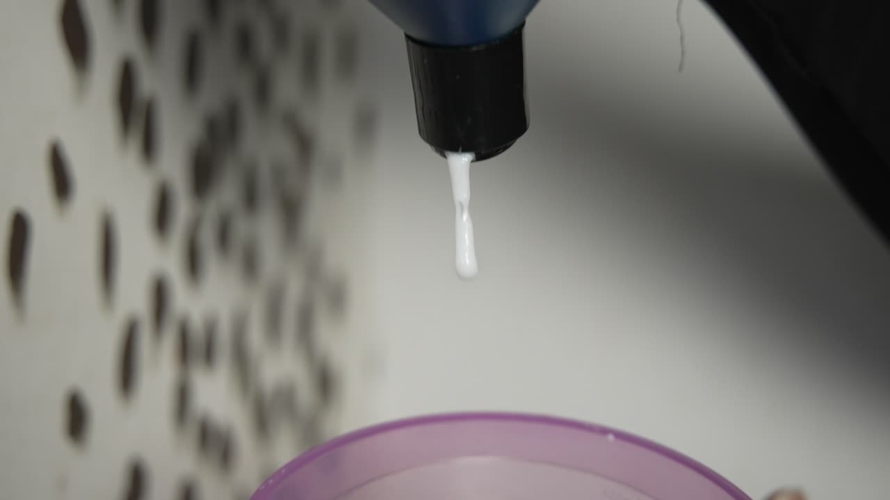 peluquero aplicando productos para el cabello en un tazón