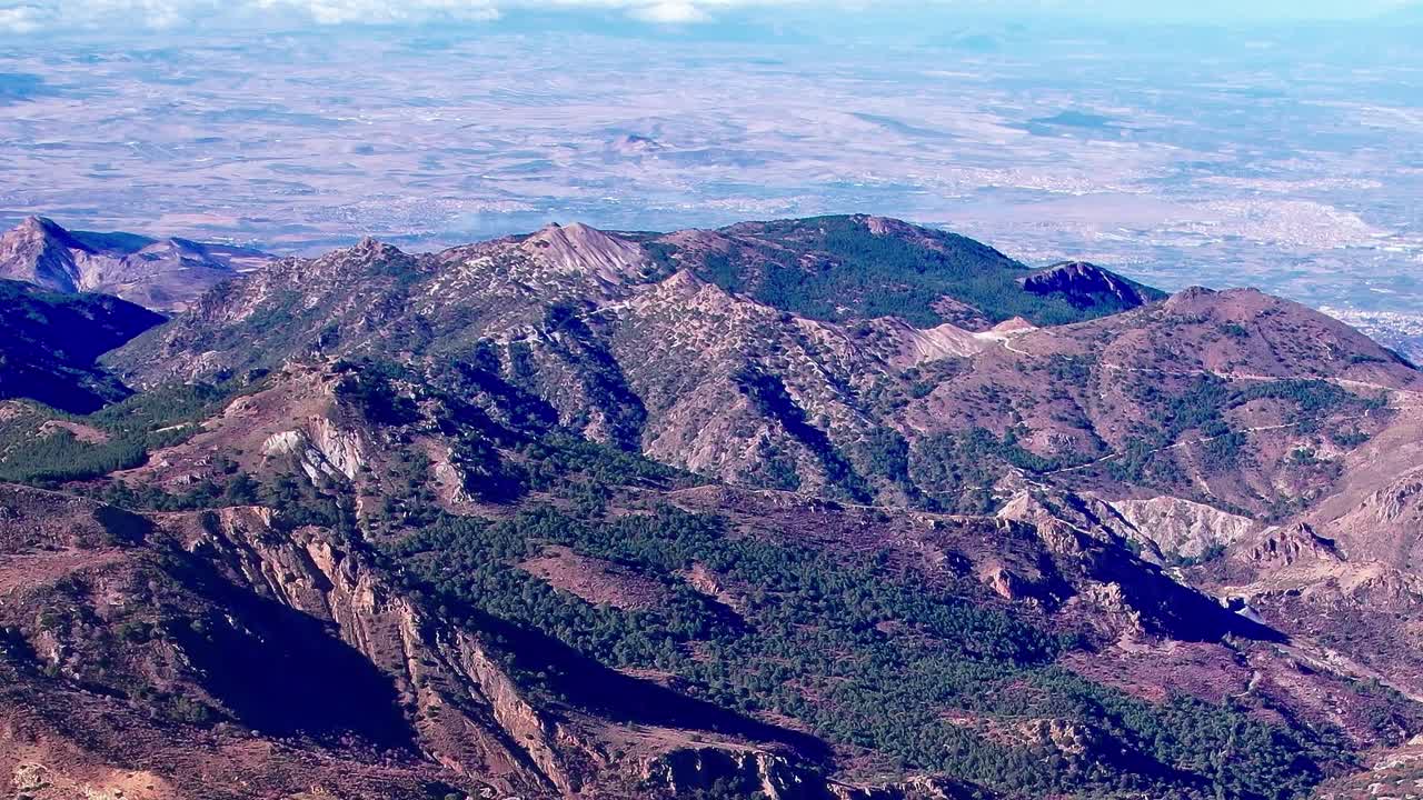 グラナダ近郊の山からは、眼下の景色を一望できます。