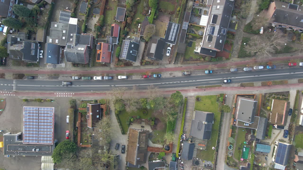 아름다운 작은 마을을 통과하는 고요한 도로 위를 운전하는 자동차의 하향식 공중