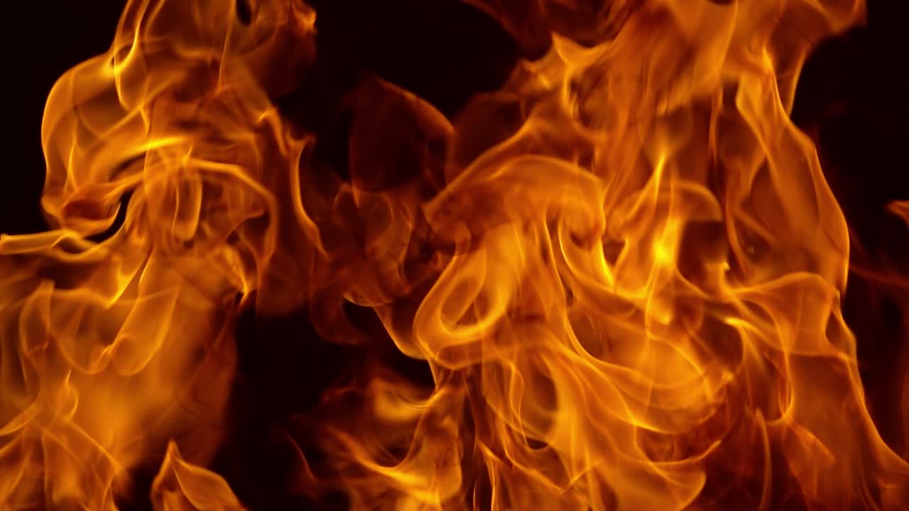 llamas de fuego sobre fondo negro en cámara lenta