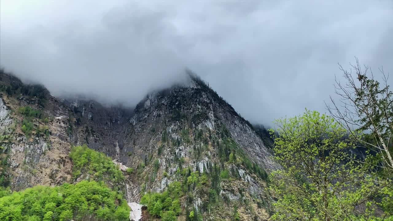 Paisaje montañoso de niebla