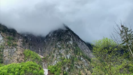 paisaje montañoso brumoso