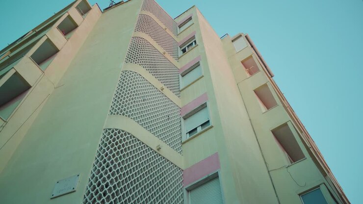 Facciata di un edificio d'angolo a Lisbona in un quartiere tipico all'alba