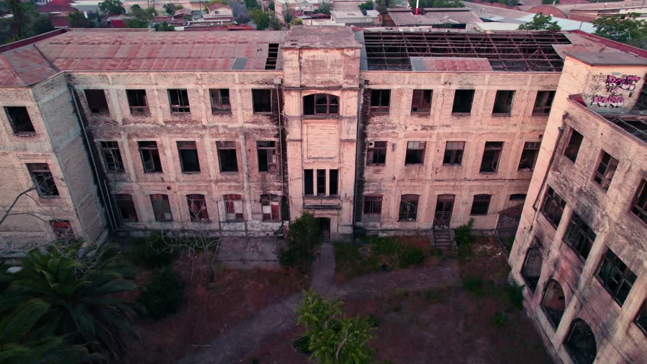 sobrevuelo de drones complejo abandonado de la antigua maternidad del hospital barros luco trudeau, santiago