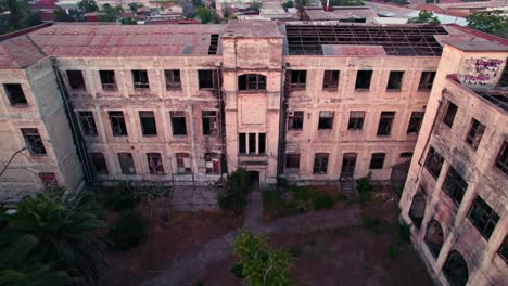 Sobrevuelo-Con-Drones-Complejo-Abandonado-De-Antigua-Maternidad-Del-Hospital-Barros-Luco-Trudeau,-Santiago