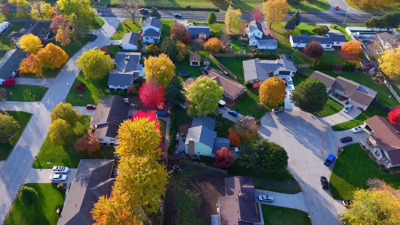 ABD, Michigan, Bay City'deki evlerin ve sonbahar ağaçlarının yer aldığı bir mahalle, havadan görünüm.