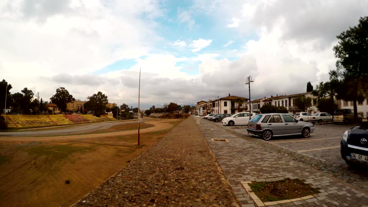 calle entre las murallas venecianas y la antigua ciudad griega abandonada