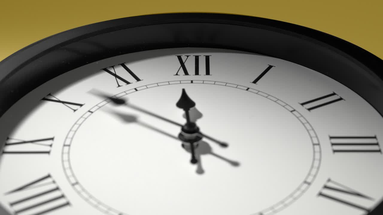 Quadrante di orologio latino su parete gialla in time lapse