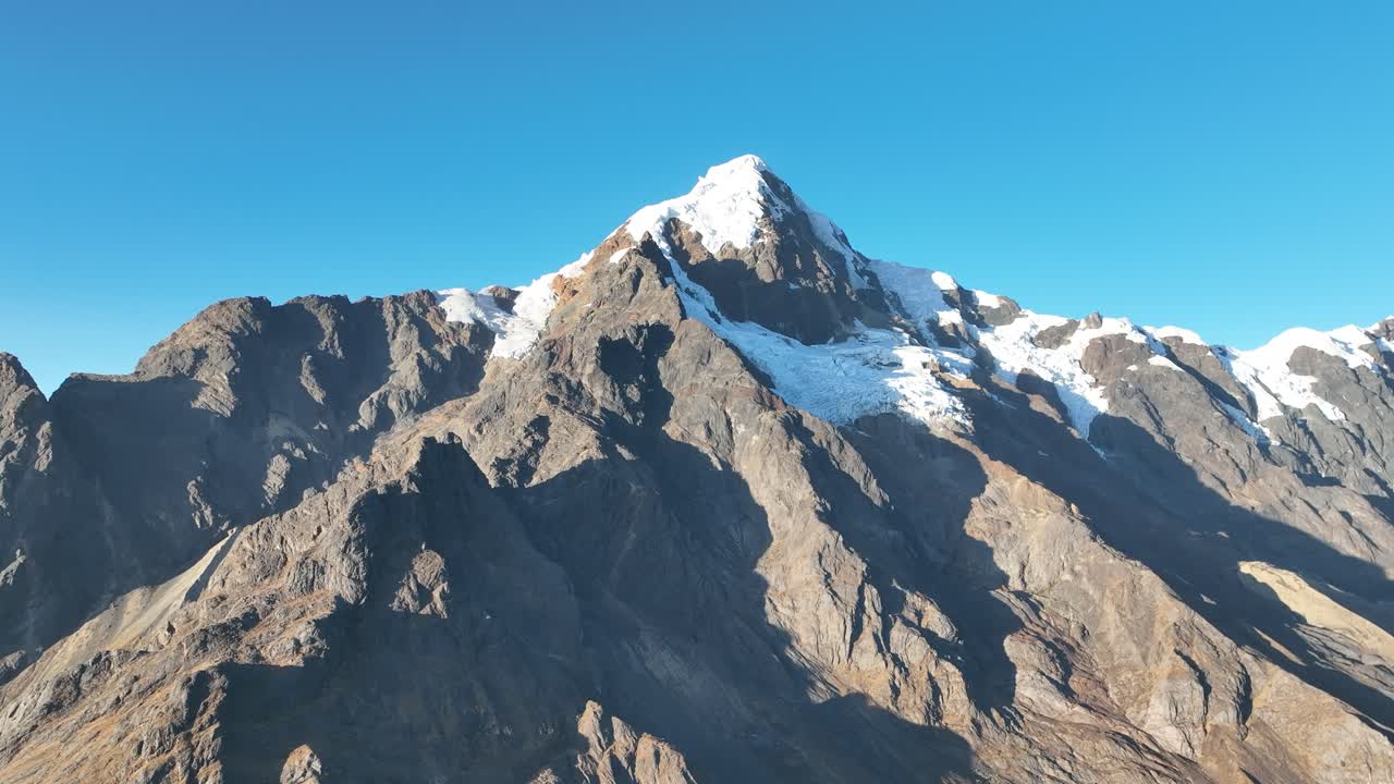 vista voladora de las montañas, la verónica cubierta de nieve, el valle sagrado, cusco