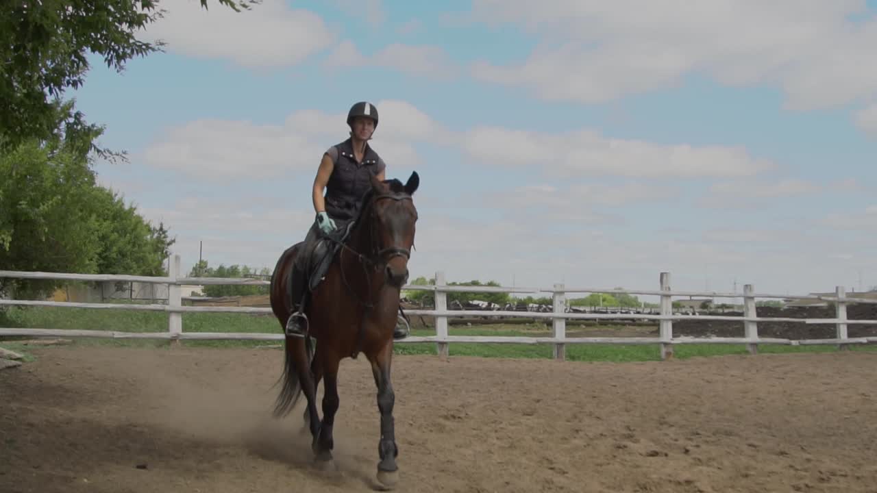 Mujer montando a caballo en un entorno rural
