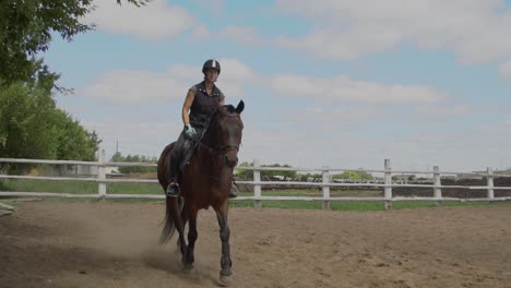 mujer montando un caballo en un entorno rural