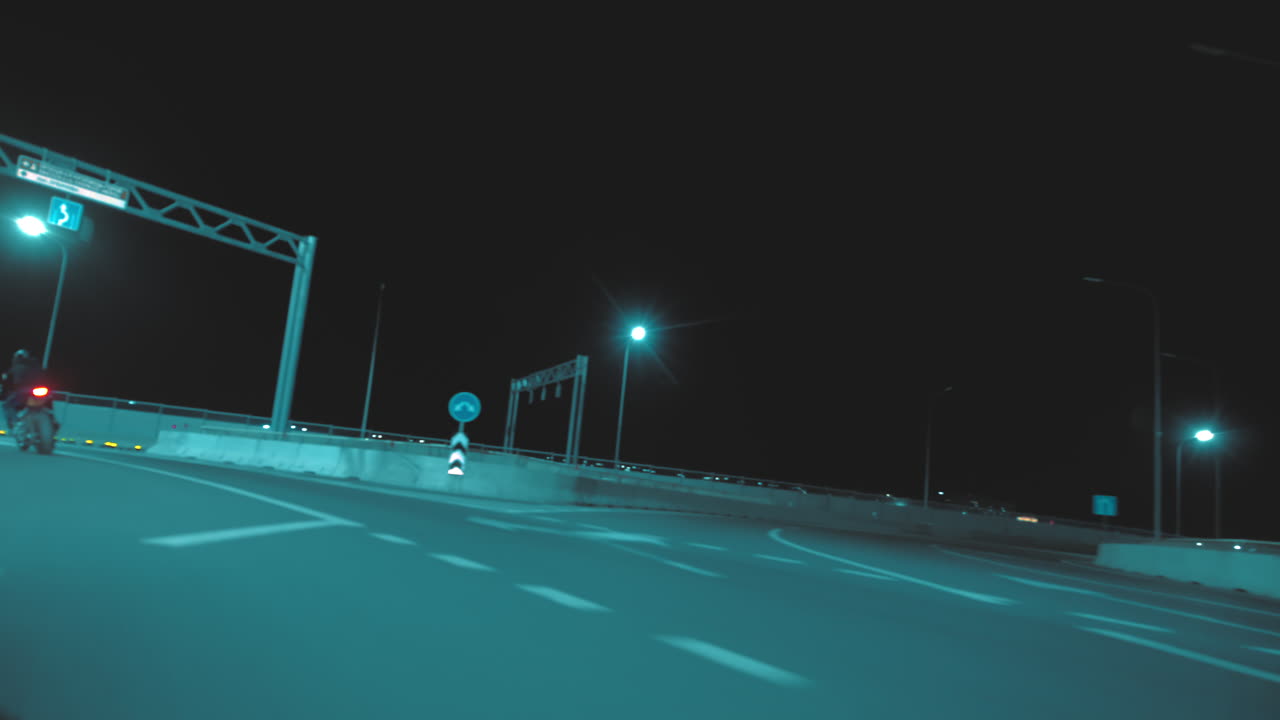 한 남자가 스포츠 오토바이의 회전으로 들어가서 속도를 높인다.