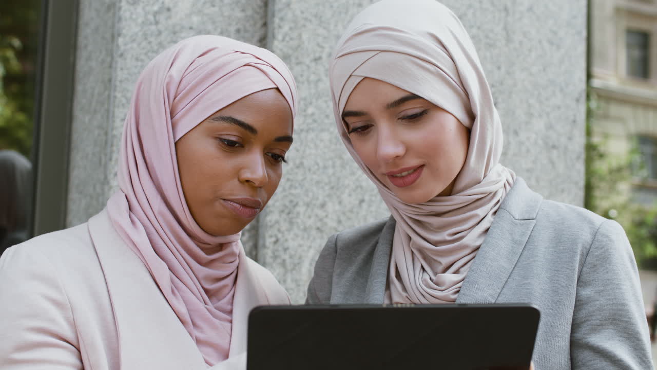 dos mujeres de negocios en conversación