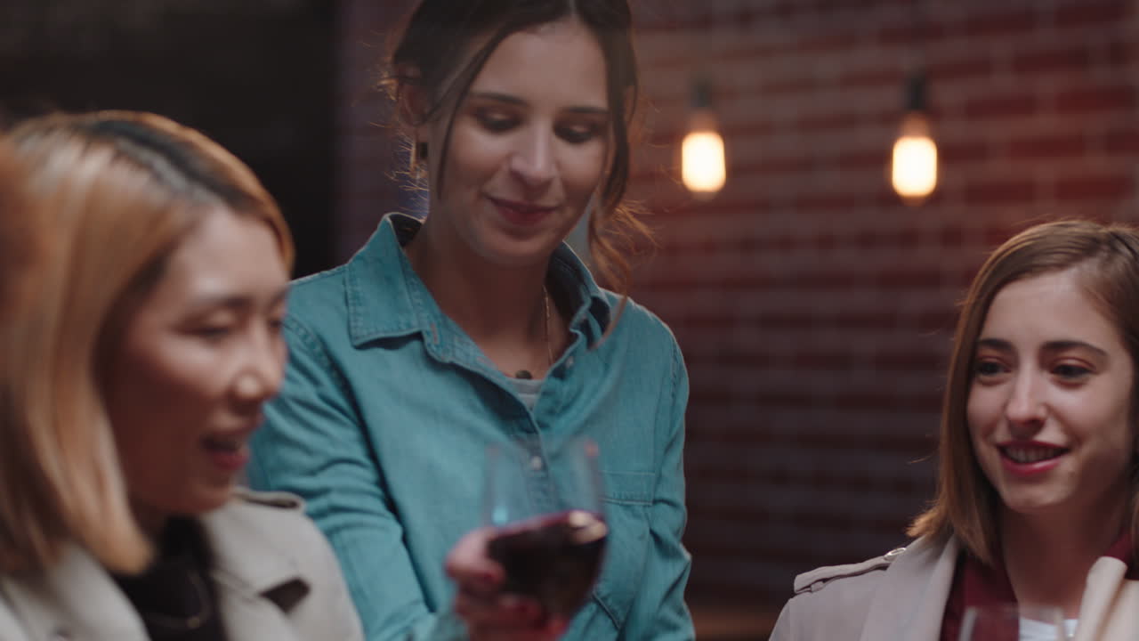 grupo diverso de amigos haciendo brindis bebiendo vino divirtiéndose socializando pasando el rato en el restaurante charlando compartiendo celebración disfrutando de la reunión de la noche