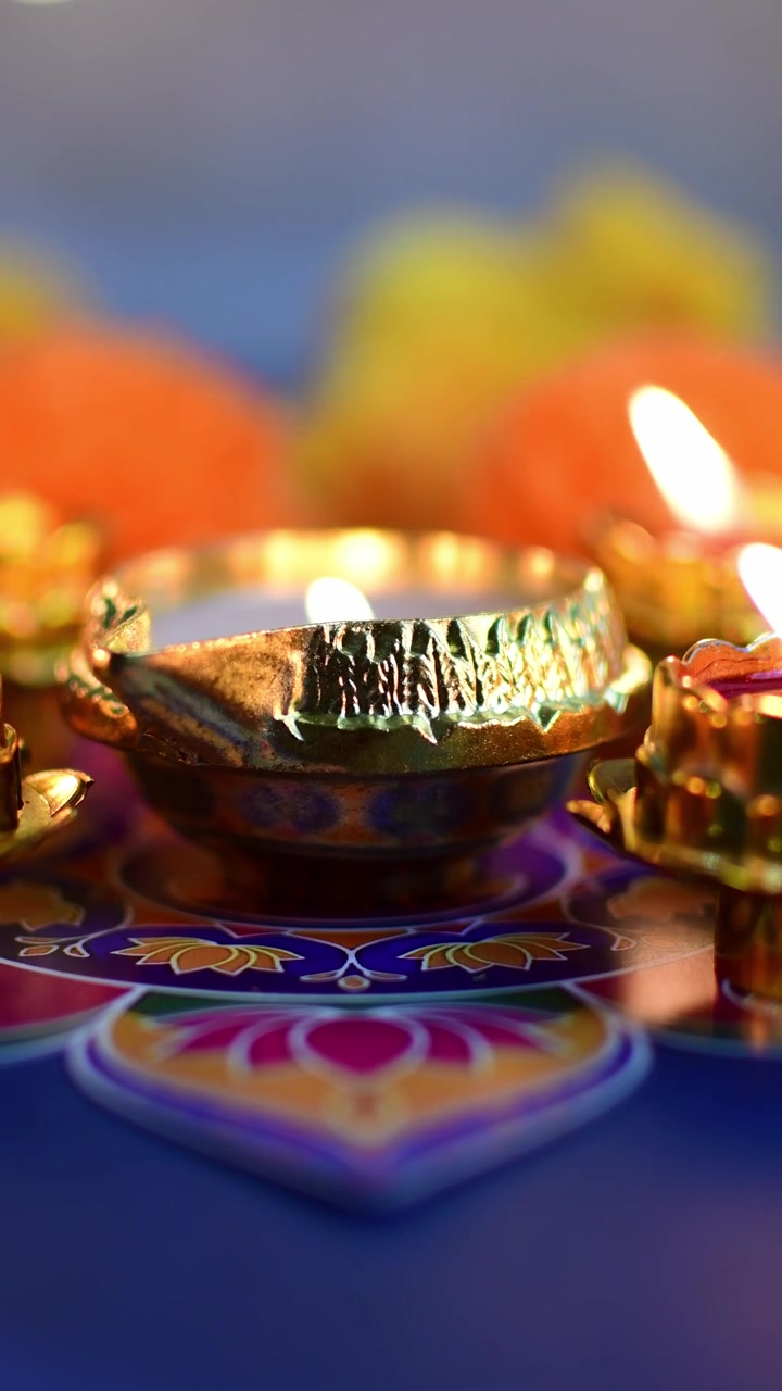 Lampada a olio diya accesa per la festa del Diwali