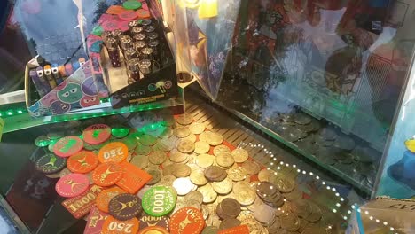 las fichas brillan en la máquina de juego detrás del cristal