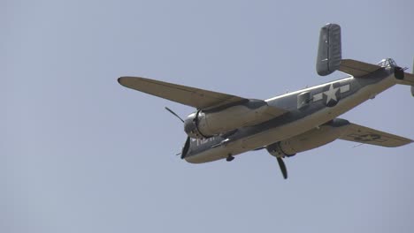 Avión-De-Guerra-Volando-Sobre-El-Campo