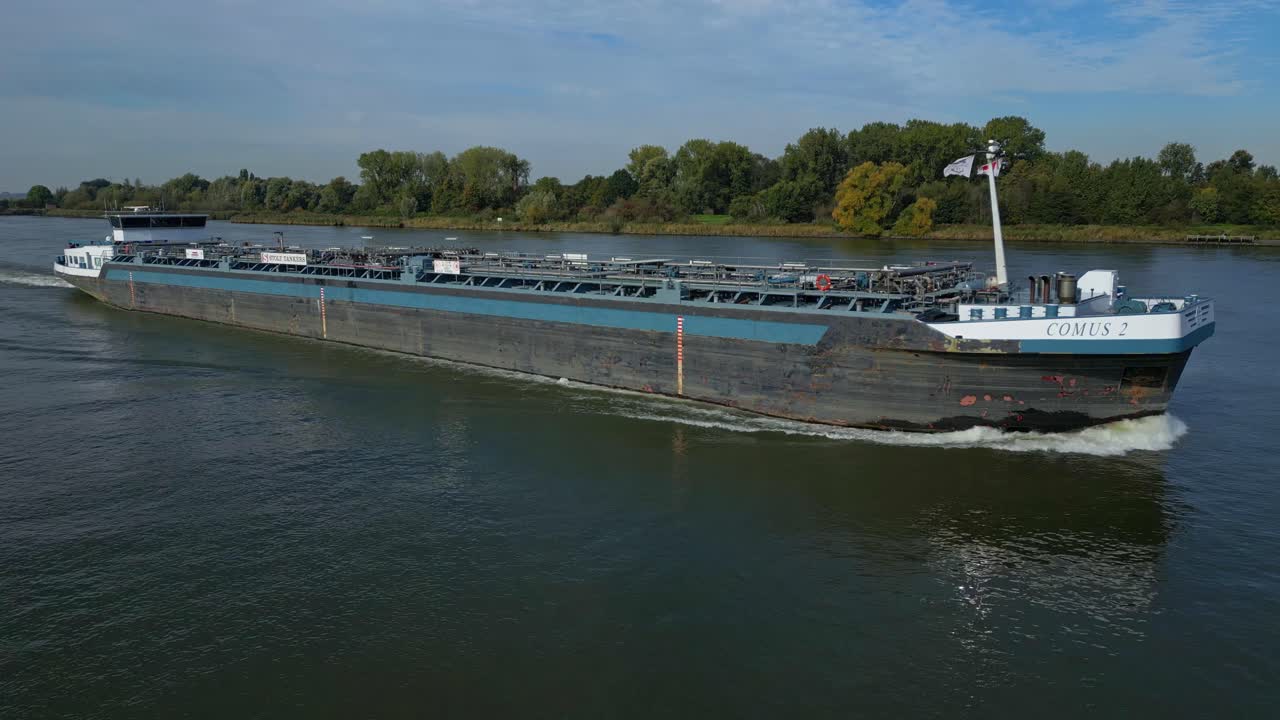 강 노선에서 액체를 운반하는 유조선의 측면도