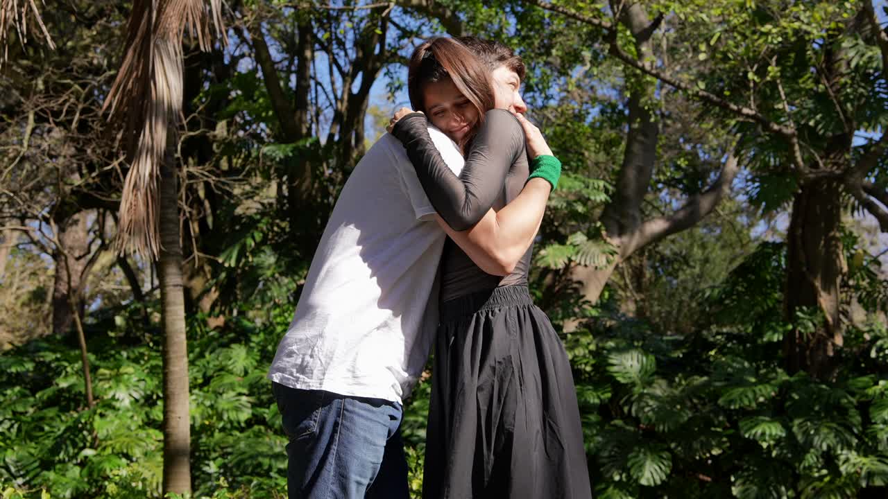 공원에서 안고 있는 커플